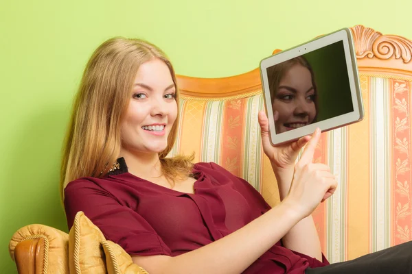 Vrouw die tablet gebruikt — Stockfoto