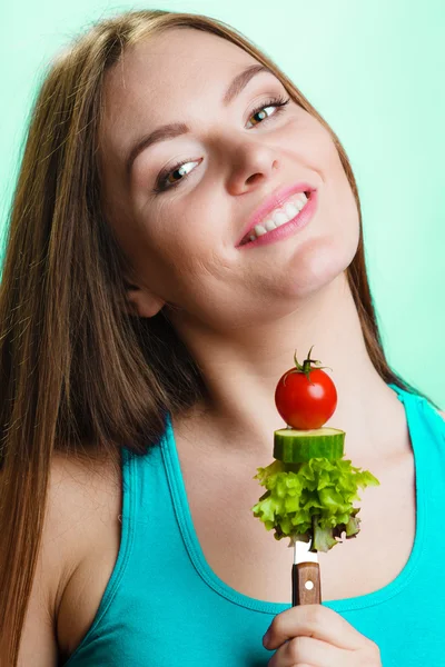 Dívka hospodářství zelenina. — Stock fotografie