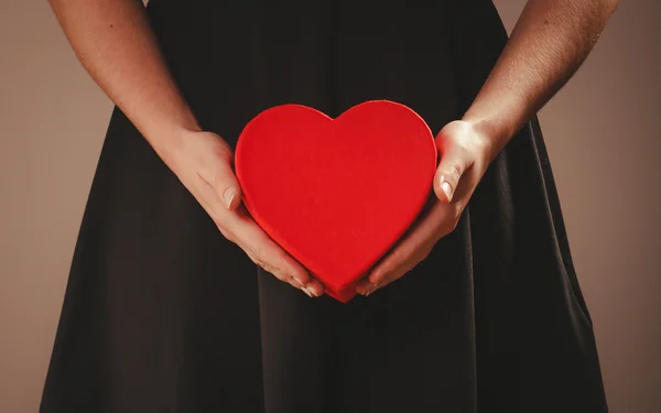 Женщина держит коробку с сердцем — стоковое фото