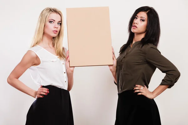 空白板を保持している 2 人の女性 — ストック写真