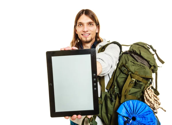 Человек держит планшетный компьютер — стоковое фото