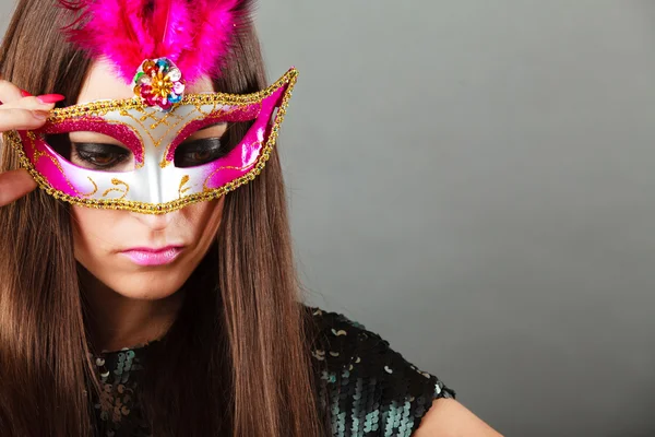 Vrouw met Venetiaanse carnaval masker — Stockfoto