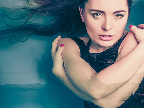 Portret van sexy verleidelijke vrouw in water. — Stockfoto