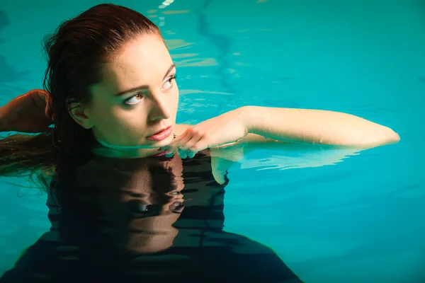 Portret van sexy verleidelijke vrouw in water. — Stockfoto