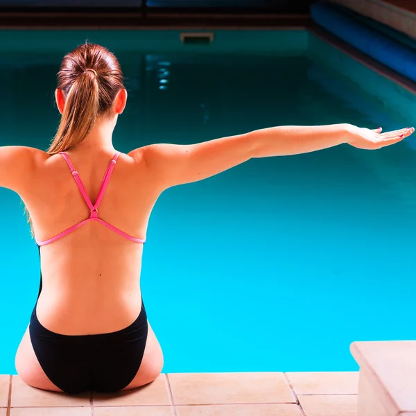 Ragazza nuotatore corpo muscolare in costume da bagno a bordo piscina — Foto Stock