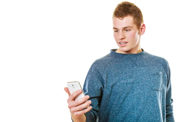 Jongen SMS op de mobiele telefoon. — Stockfoto