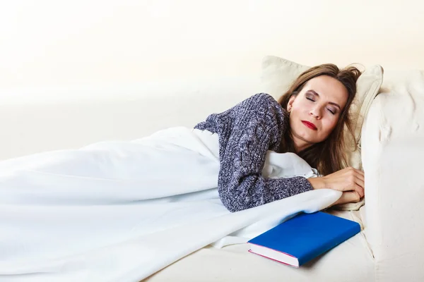 Kvinna tar makten tupplur efter lunch — Stockfoto