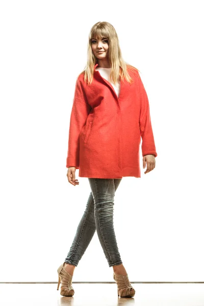 Plná délka módní žena v červeném kabátě. — Stock fotografie
