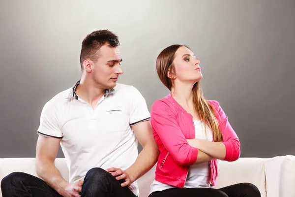 Una pareja infeliz no habla. Desacuerdo — Foto de Stock