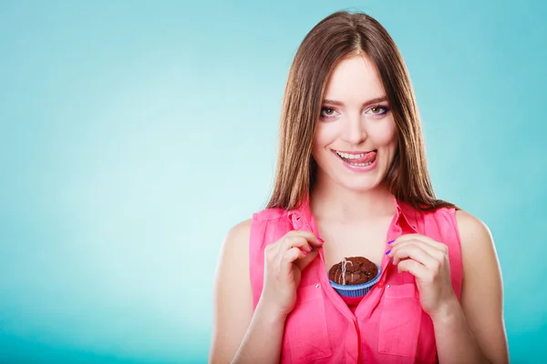 Lustige Frau hält Schokoladenkuchen auf Brust — Stockfoto