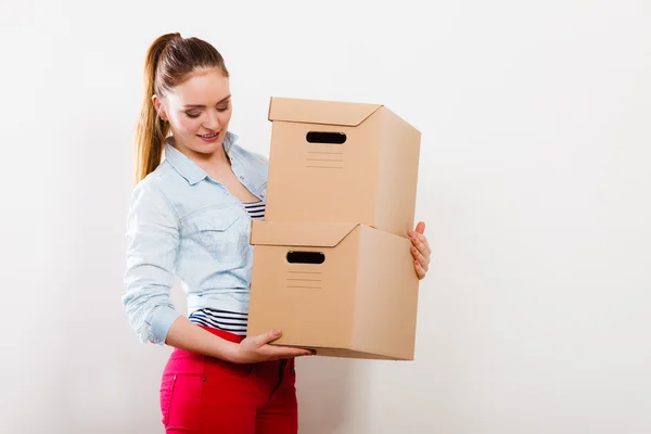 Mujer mudándose a la casa del apartamento llevando cajas . — Foto de Stock