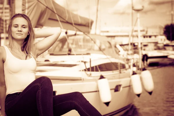Mujer atractiva sentada en el puerto deportivo — Foto de Stock