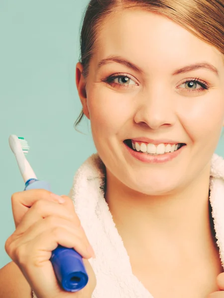 年轻女孩刷牙口腔. — 图库照片