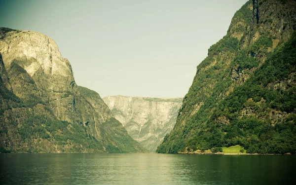 Toerisme en reizen. bergen en fjord in Noorwegen. — Stockfoto