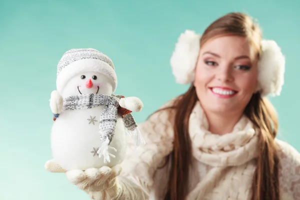 Mujer linda sonriente con pequeño muñeco de nieve. Invierno . —  Fotos de Stock