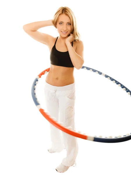 Ragazza in forma sportiva che fa esercizio con hula hoop . — Foto Stock