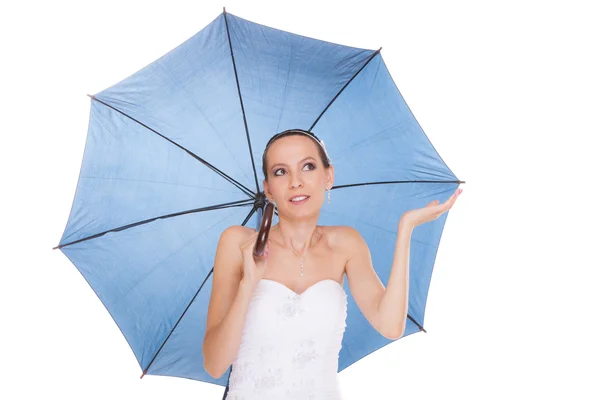 Jolie mariée femme en robe blanche tenant parapluie — Photo