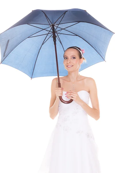 Femme mariée en robe de mariée blanche avec parapluie . — Photo