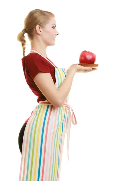 Hausfrau in Küchenschürze bietet Apfel gesundes Obst an — Stockfoto