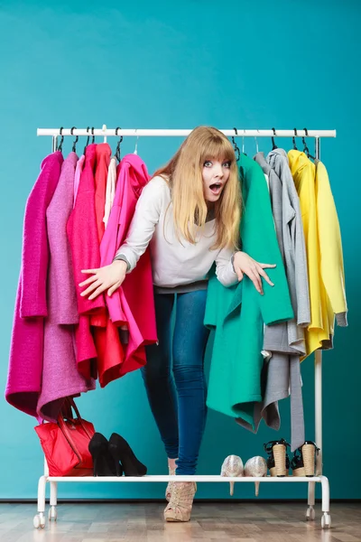Mujer colándose entre la ropa —  Fotos de Stock