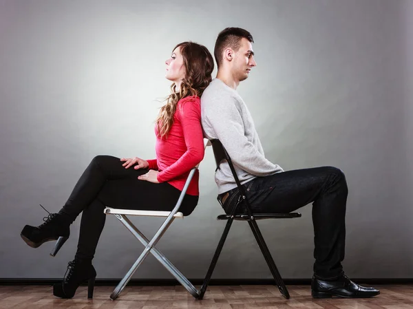 Casal após briga sentado em cadeiras — Fotografia de Stock