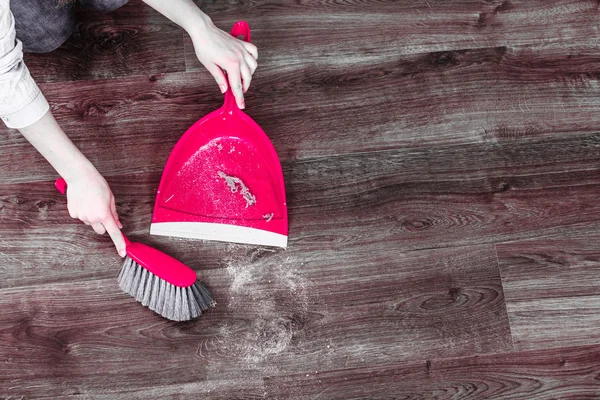 Vrouw ingrijpende houten vloer — Stockfoto