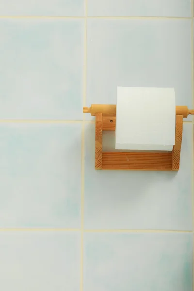 Rollo de papel higiénico colgando en baño — Foto de Stock