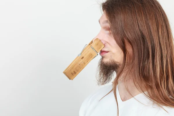 Homme avec une pince à linge sur le nez . — Photo