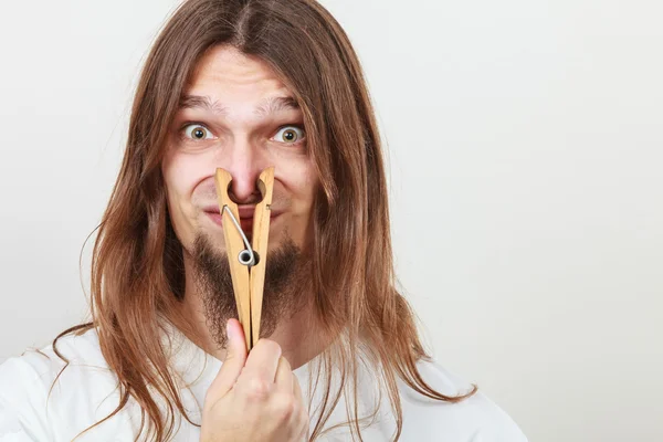 Muž s clothespin na nos. — Stock fotografie