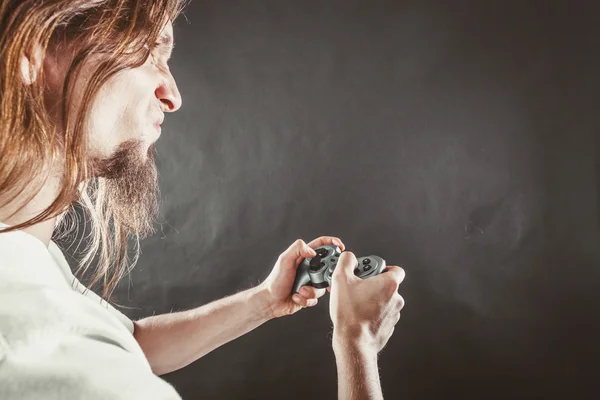 Hombre pasar tiempo jugando juegos — Foto de Stock