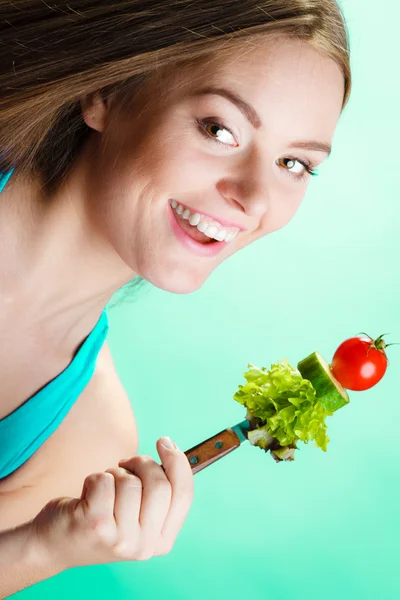 Жінка холдингу овочі — стокове фото