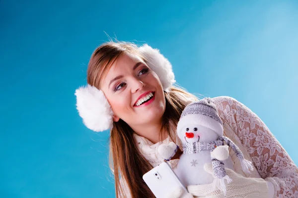 Mujer sosteniendo poco muñeco de nieve —  Fotos de Stock