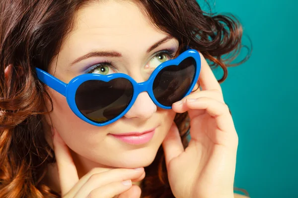 Dívka v modré sluneční brýle — Stock fotografie