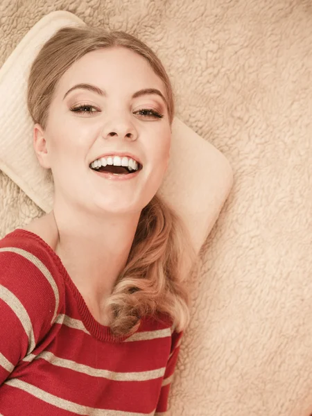 Menina relaxante na cama . — Fotografia de Stock