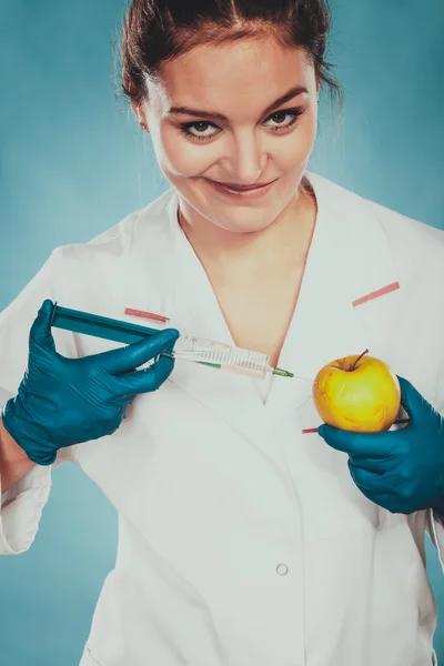 Médico con manzana y jeringa . — Foto de Stock