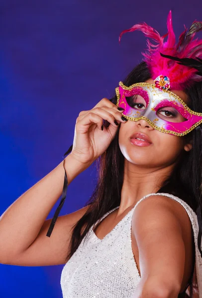 Женщина в карнавальной маске — стоковое фото