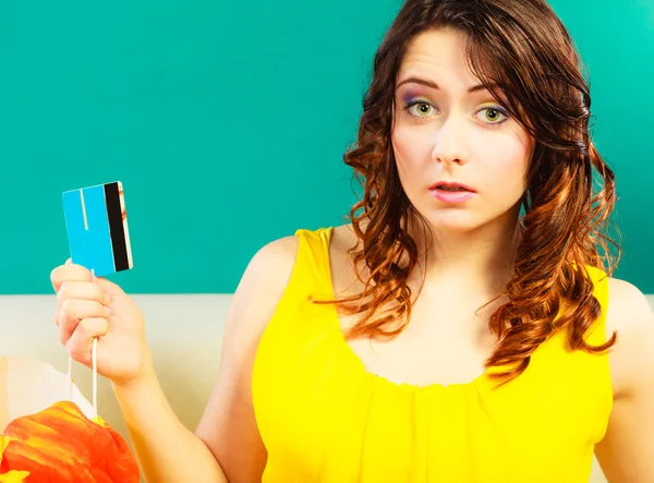 Kredi kartı oturan kadın — Stok fotoğraf