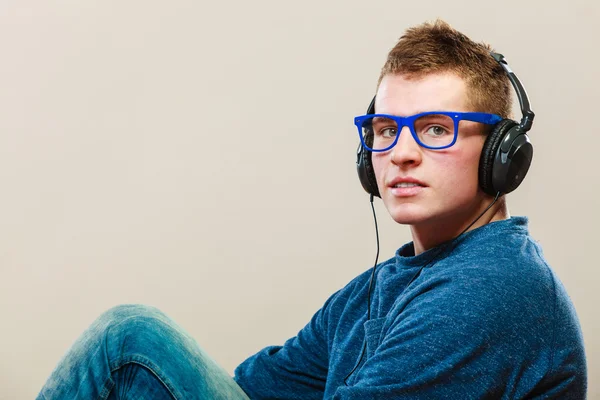 Joven escuchando música — Foto de Stock