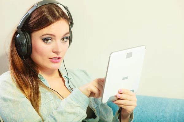 Mujer usando tableta — Foto de Stock