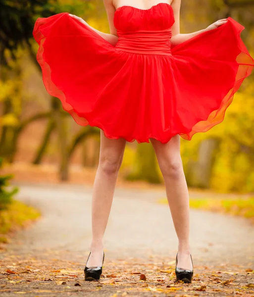 Moda mujer vestido rojo relajante caminar en el parque —  Fotos de Stock