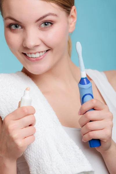 Menina colocando pasta de dentes — Fotografia de Stock