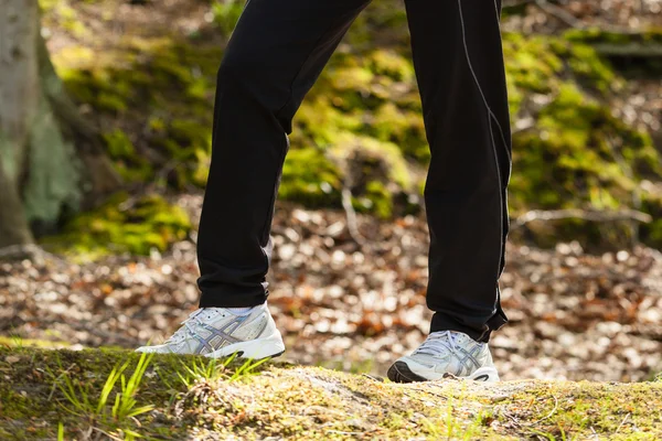 Joggen zu Fuß. Weibliche Beine wandern im Wald. — Stockfoto