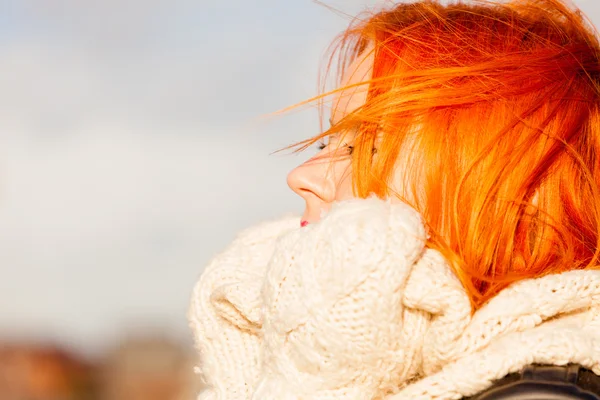 Bellezza viso donna dai capelli rossi in abbigliamento caldo all'aperto — Foto Stock