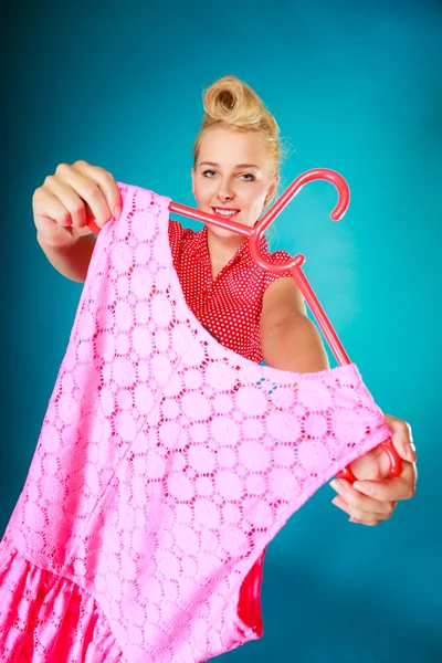 Pinup girl woman buying pink dress. Sale — Stock Photo, Image