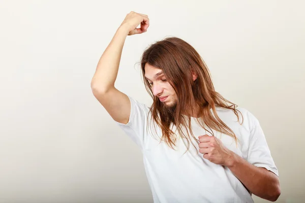 Homem com odor de suor — Fotografia de Stock