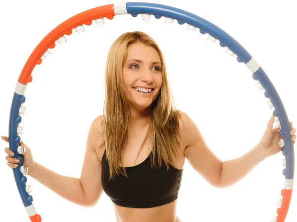 Chica en forma deportiva haciendo ejercicio con hula hoop . — Foto de Stock