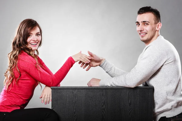 Hombre y mujer primera cita. Saludo del apretón de manos . —  Fotos de Stock