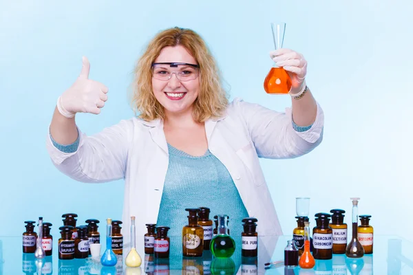 Femme étudiant en chimie avec fiole de test de verrerie. — Photo