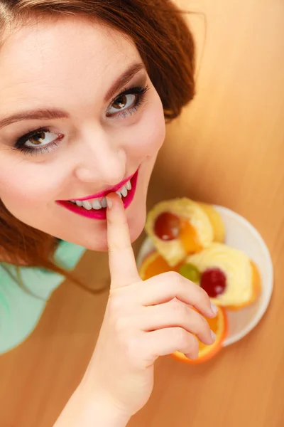 Mujer mostrando silencio gesto de la mano —  Fotos de Stock