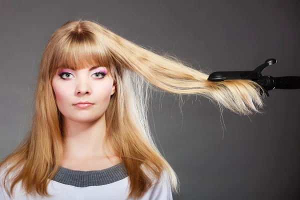 Mulher fazendo penteado — Fotografia de Stock